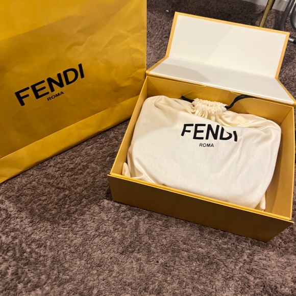 Fendi- Fendigraphy Small
Brown FF jacquard fabric bag - Picture 3 of 5